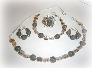серые агаты и серебряшки