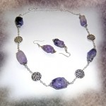 Серьги и колье из индийских аметистов, очень крупных, шлифованных, произвольной формы. Стартовая цена 3400
