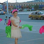 куня в красивом платье
