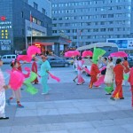 танцы около гостиницы